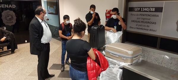 Bolivianos presentaron pasaportes originales pero cayeron en contradicciones, indican desde Migraciones - Periodísticamente - ABC Color