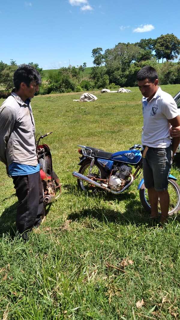 Dos hombres detenidos tras sup. hurtar una motocicleta en Capitán Meza