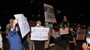 Jubilados bancarios escrachan al vice y a directivos imputados