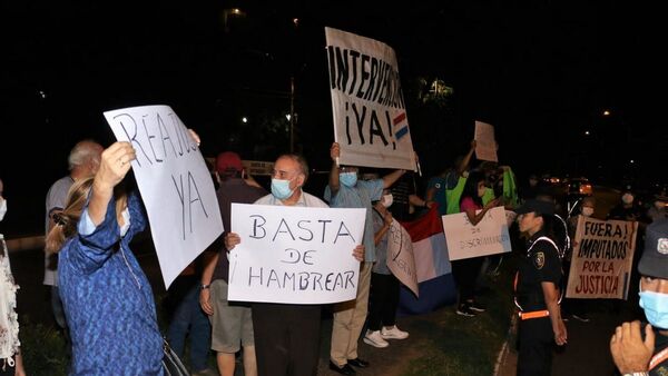 Jubilados bancarios escrachan al vice y a directivos imputados