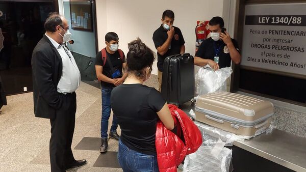 Dos jóvenes bolivianos con pasaportes falsos caen en el Aeropuerto