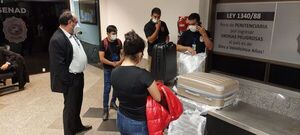 Dos jóvenes bolivianos con pasaportes falsos caen en el Aeropuerto - Noticiero Paraguay