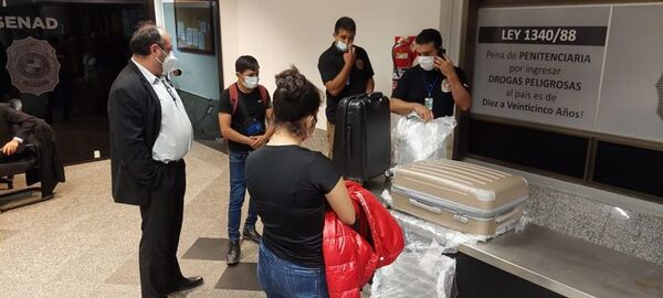 Dos jóvenes bolivianos con pasaportes falsos caen en el Aeropuerto - Noticiero Paraguay