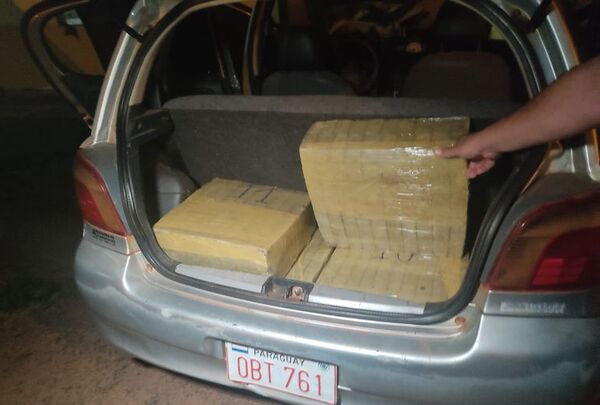 Encuentran 128 kilos de marihuana en un vehículo abandonado cerca de control policial - Nacionales - ABC Color
