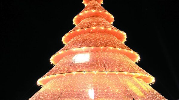 Inicia diciembre con árboles gigantes, reciclados y luces