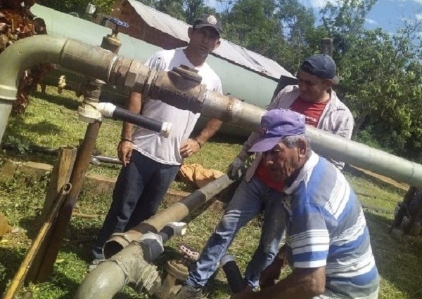 Vecinos realizan trabajo limpieza y mantenimiento del tanque elevado de agua - Noticiero Paraguay