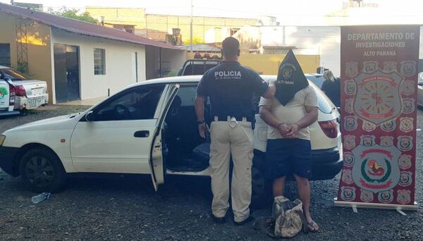 Detienen a un hombre con paquetes de hachís en el estacionamiento de un shopping - ABC en el Este - ABC Color