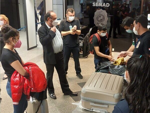 Bolivianos con pasaportes falsos pretendían viajar a Europa · Radio Monumental 1080 AM