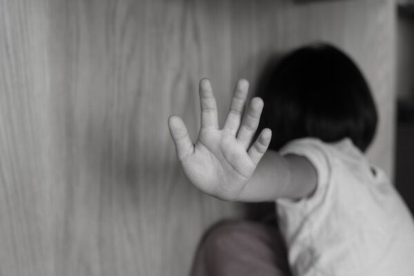 Mujer que había intentado asfixiar a su hija de 2 años continúa prófuga - ABC en el Este - ABC Color