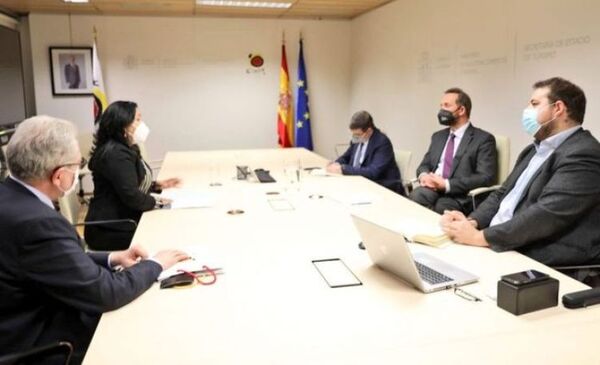 Turismo presenta campaña internacional y acuerda cooperación con autoridades de España