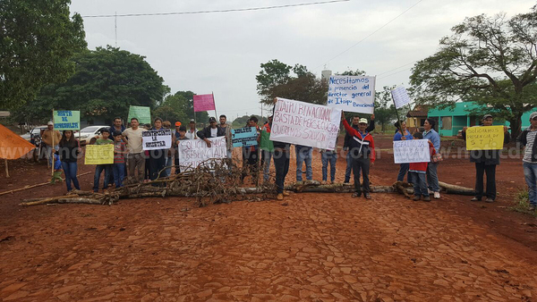 Campesinos protestan contra Itaipu y cierran ruta - Noticde.com