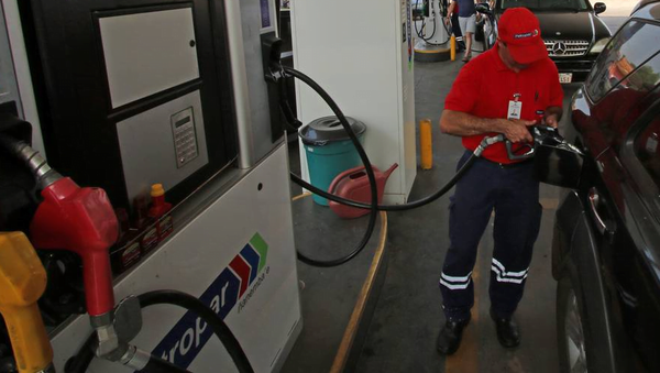 Anuncian baja de G. 250 en el precio del combustible y gas de Petropar - Noticiero Paraguay