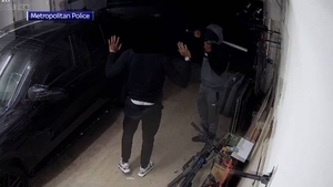 Diario HOY | Futbolista evitó el robo de su vehículo luchando contra los ladrones