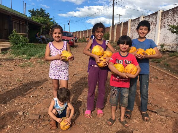 Entregan melones a cambio de sonrisas a más de 100 niños en el B° Sagrada Familia