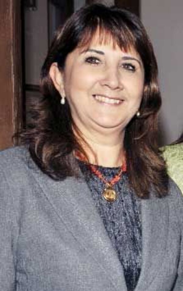 Elizabeth Vinader acusa de “persecución” a directora del MEC - Cultura - ABC Color