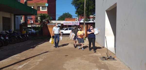 Familia encarnacena dona medicamentos para pacientes con Covid19