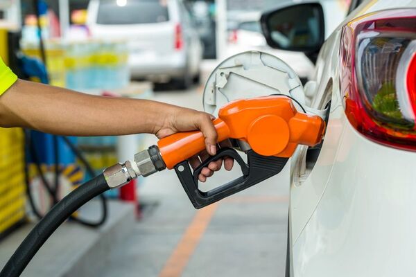 Pese tendencia a la baja de petróleo: emblemas privados, por ahora, no bajarán precios de combustibles