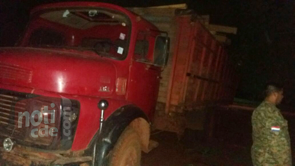 Arrestan a cuatro personas con una carga de postes de madera - Noticde.com