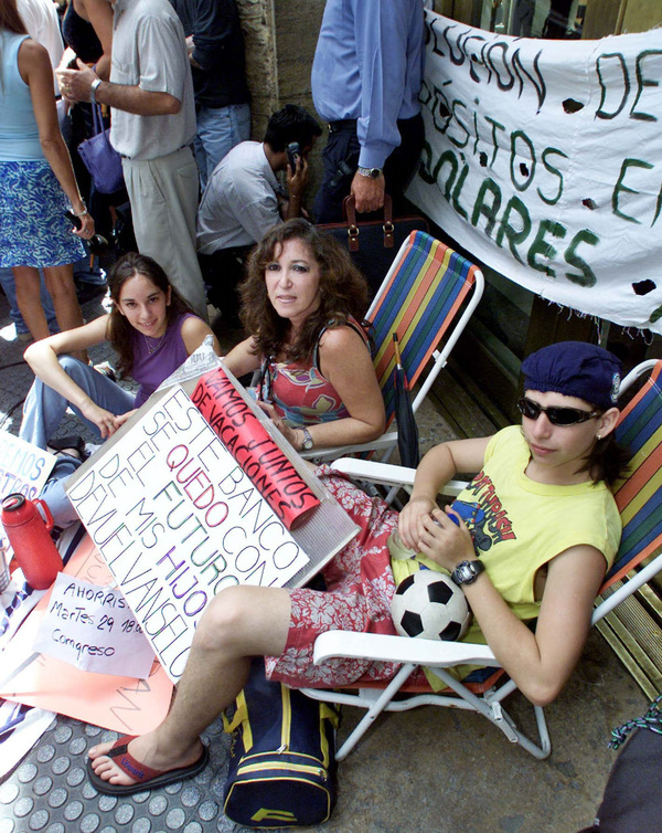 El "corralito" de 2001, un "salto al vacío" que aún impacta en Argentina - MarketData