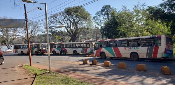 Ómnibus de la empresa Alto Paraná fueron retenidos por incumplir frecuencias - Noticde.com