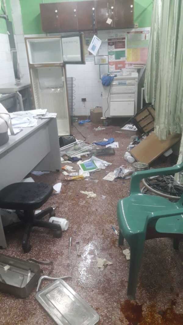 Una mujer destruye a todo su paso en urgencia del Hospital Regional - Noticde.com