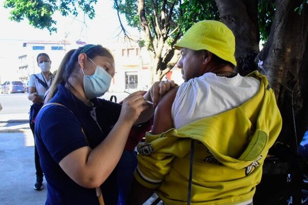 Realizan vacunación anticovid en comercios de Asunción