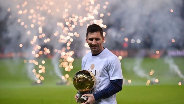Messi comparte el Balón de Oro con la afición del PSG