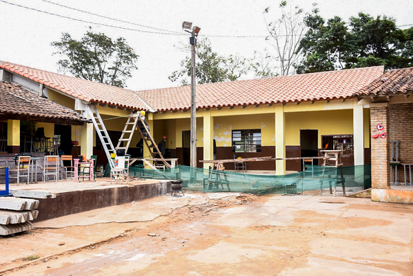 Escuela recibe inversión en obras por valor de G. 400 millones - Noticde.com