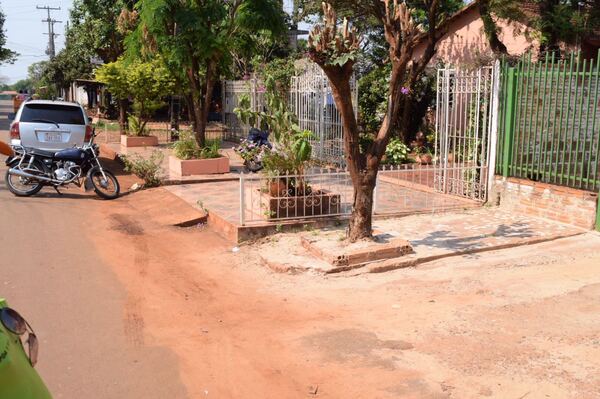 Docente que cercó la vereda de su residencia fue notificado por la comuna - Noticde.com