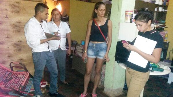 Iracundo policía provoca destrozos y casi mata a su concubina - Noticde.com