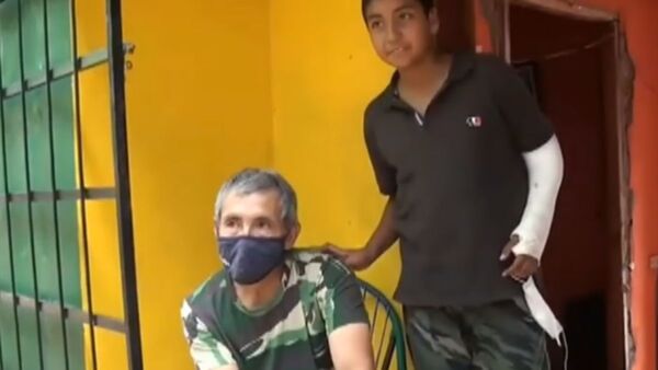 Enfermo y todo, papá vende chipas para sacar adelante a su hijo
