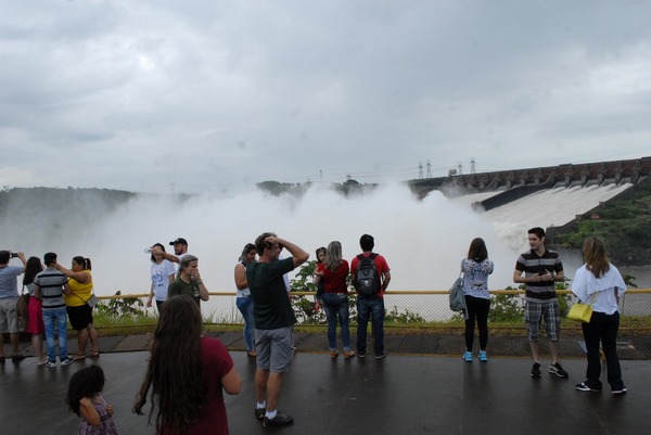 Apertura de vertedero de Itaipu ofrece gran espectáculo - Noticde.com