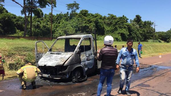 Un camión de mediano porte ardió en llamas en Minga Guazú - Noticde.com