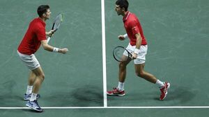 Nole mete a Serbia a semis de la Davis