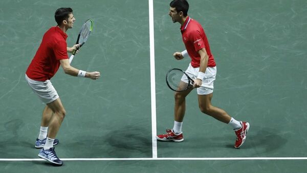 Nole mete a Serbia a semis de la Davis