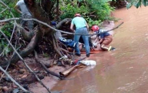 Detienen a hombre que arrojó a su pareja a un arroyo - Noticiero Paraguay