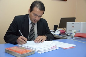 Acusan a funcionario judicial y a un ingeniero por tenencia de droga - Noticde.com