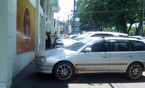 Controlan vehículos estacionados en veredas y paseos centrales - Noticde.com