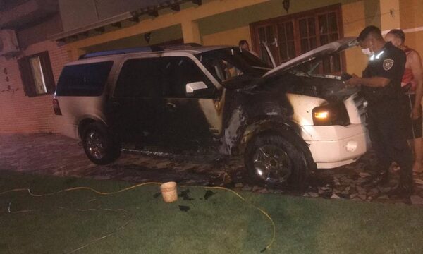 Incendian camioneta