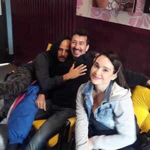 El actor guaraní Odón Morán hizo probar nuestro tereré a sus colegas de La 1-5/18 - Gente - ABC Color