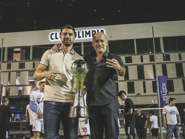 El festejo de Miguel Cardona con los hinchas en la Villa Olimpia - Olimpia - ABC Color
