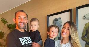 La Nación / Futbolista obsequia un departamento a la  niñera de sus hijos