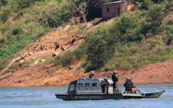 Marina brasileña realiza control de embarcaciones en la frontera - Noticde.com