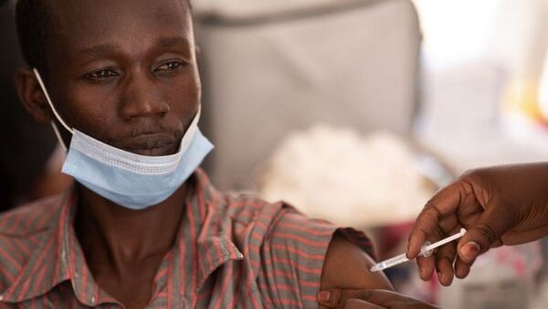 Médica africana afirma que Ómicron nació a raíz de desigualdad en distribución de vacunas