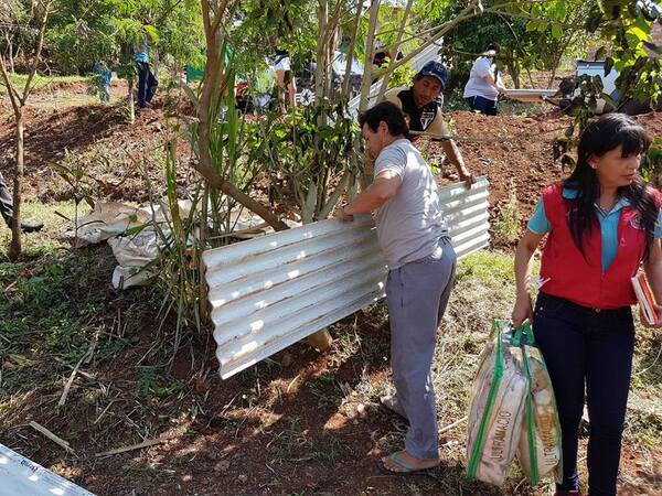 Familia que perdió todo en incendio recibe ayuda comunal - Noticde.com