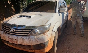 Diario HOY | Acosados por controles abandonan narco camioneta en Amambay
