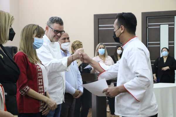 Trabajo brinda capacitación para el fortalecimiento del sector gastronómico de Encarnación - .::Agencia IP::.