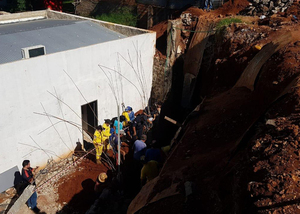 Se desmorona pared de tierra en una construccion y fallece un obrero - Noticde.com