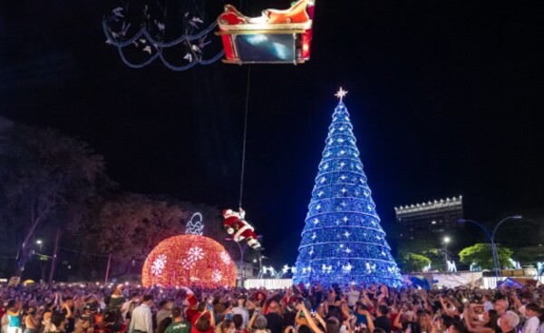 "Santa" desembarcó en Foz do Iguaçu para el "Natal das Aguas e Luzes"