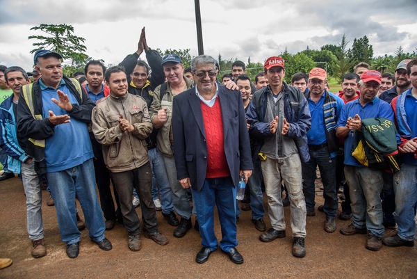 Júbilo de los empleados tras retorno del legítimo dueño de “Mega Plásticos” - Noticde.com